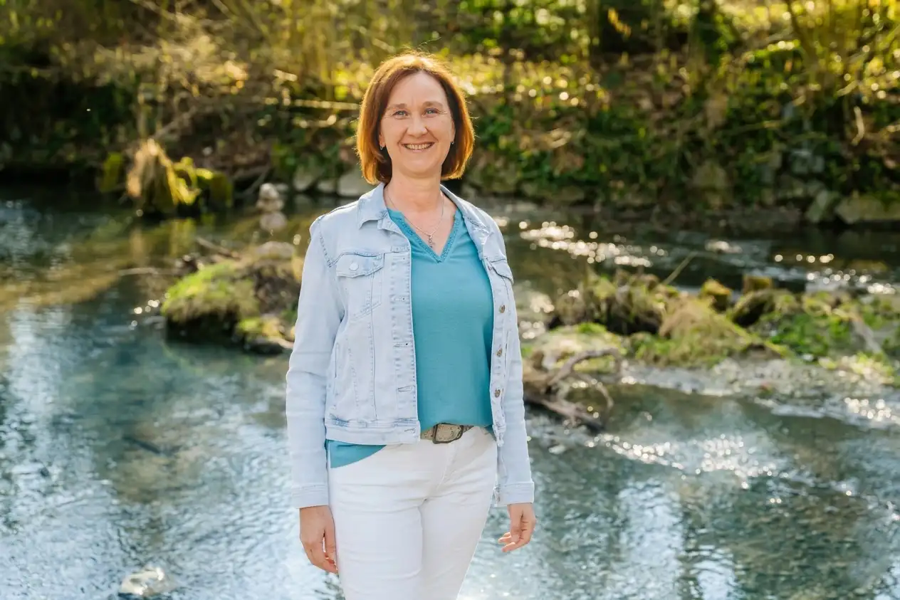 onika Berghamer, Dipl. Energetikerin und Schamanin, lächelt in einer natürlichen Umgebung in Ried im Innkreis.